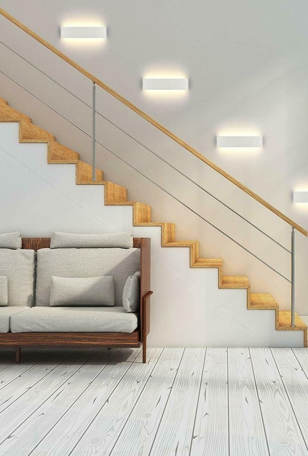  ‎أجهزة إنارة جدارية تنير درج المنزل الخشبي البسيط