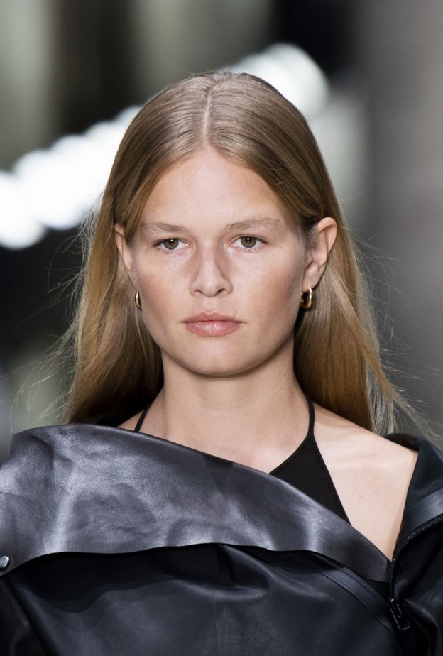 احدث الوان صبغات شعر فاتحة للبشرة القمحية 2020 من Bottega Veneta