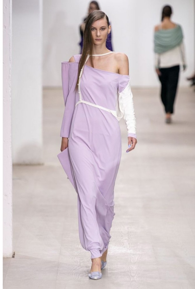 الوان الملابس البنفسجية المناسبة للبشرة الحنطية من Stella McCartney