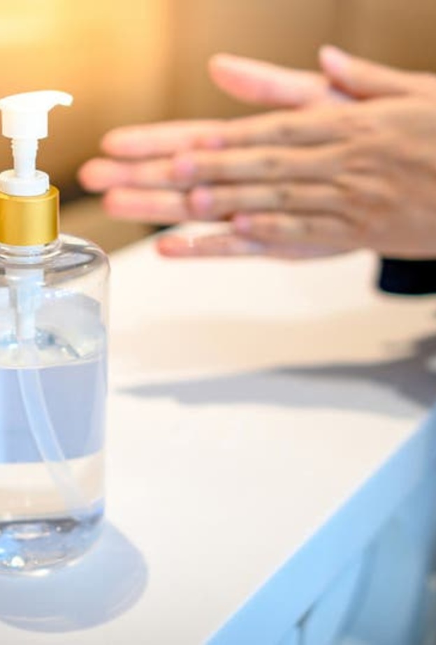 أضرار الإفراط في استخدام معقم اليدين