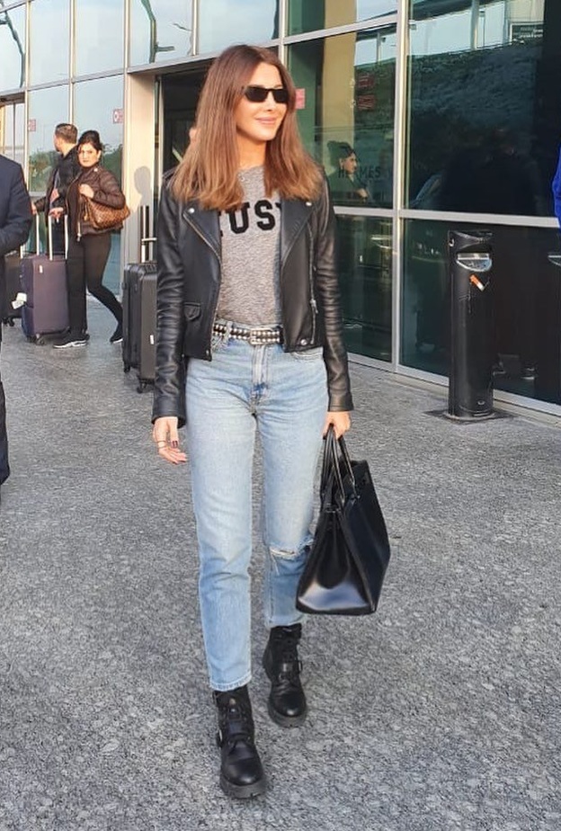 اطلالة جينز كاجوال نسقتها نانسي مع قميص اسود واسع ذو اكمام قصيرة