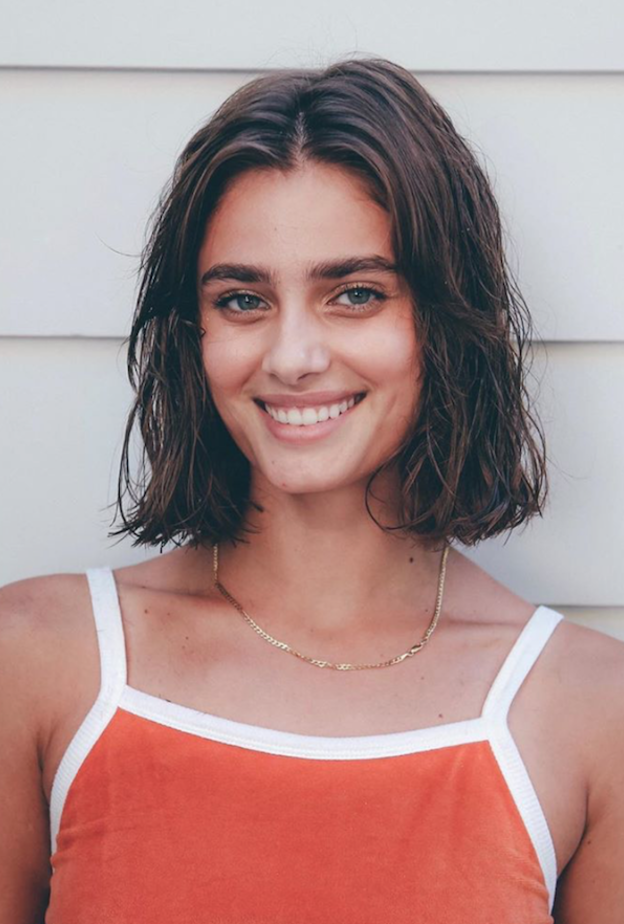 تايلور هيل بالشعر القصير