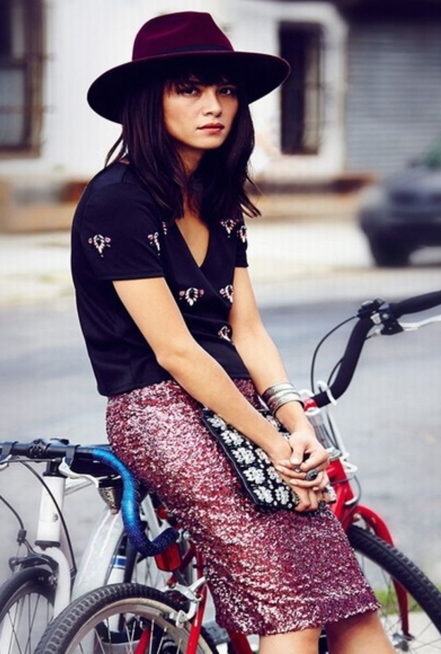  تنورة براقة ضيقة مع التيشرت الجذاب والقبعة الأنيقة باطلالة مميزة وشبابية