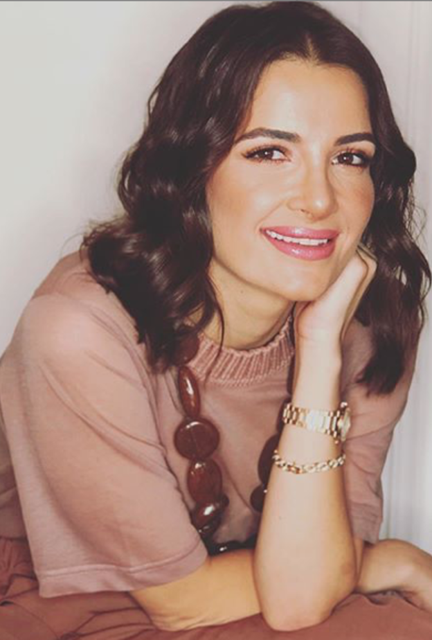 ألوان متناغمة وجذابة اختارتها شام الذهبي باطلالة أنيقة وراقية