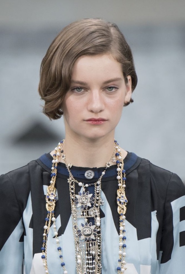 موديلات السلاسل الطويلة مع الخرز من Chanel