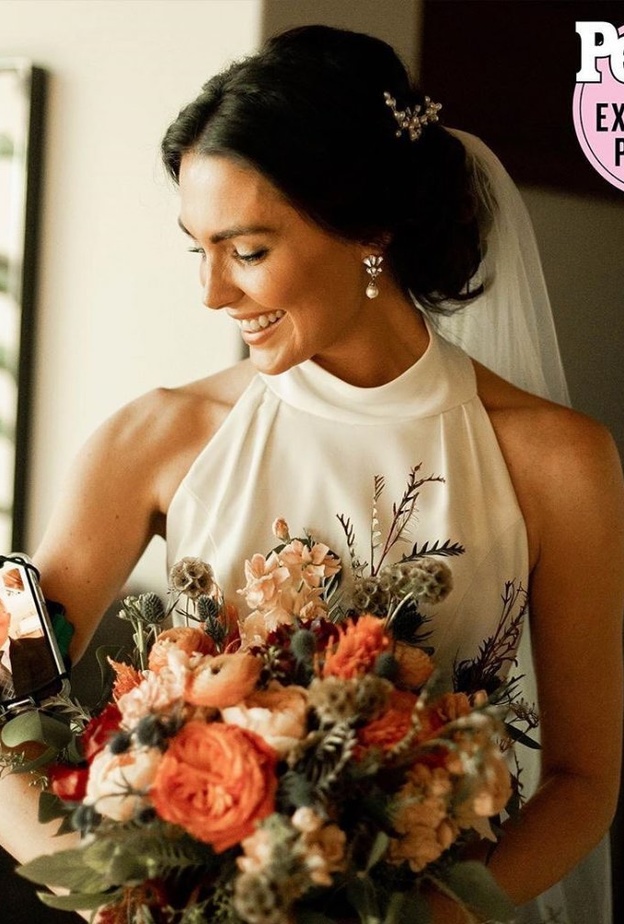 الصورة التي نشرتها تايلور كول عبر حسابها على انستغرام و يظهر والدها في هاتف ربطته حول ذراعها