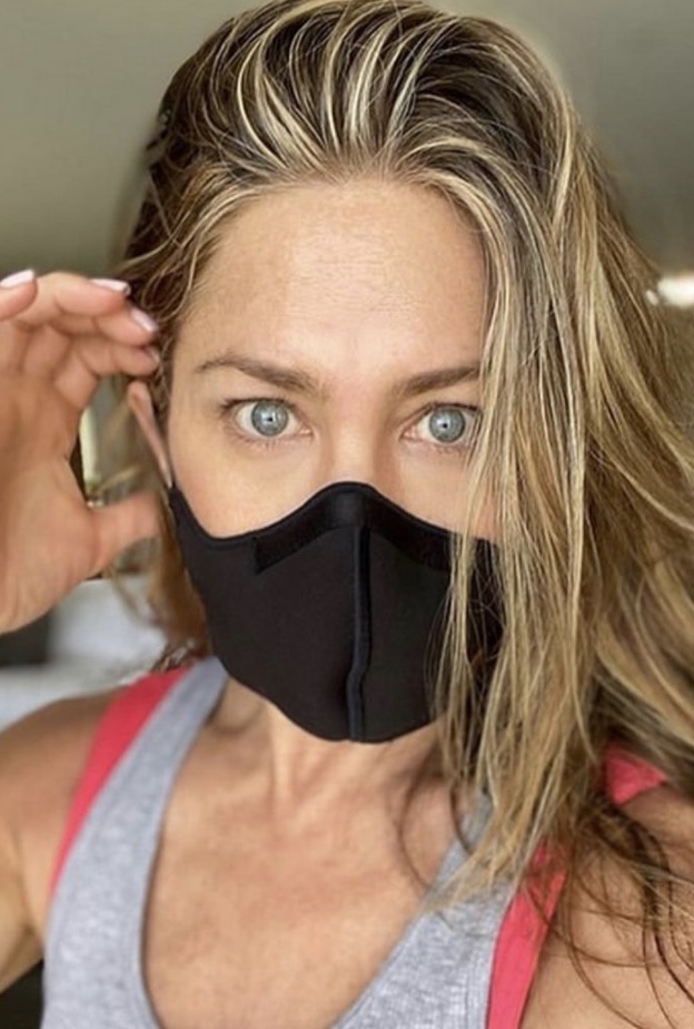 جينيفر آنيستون تحث على ضرورة ارتداء الكمامة برسالة مؤثرة على صفحتها