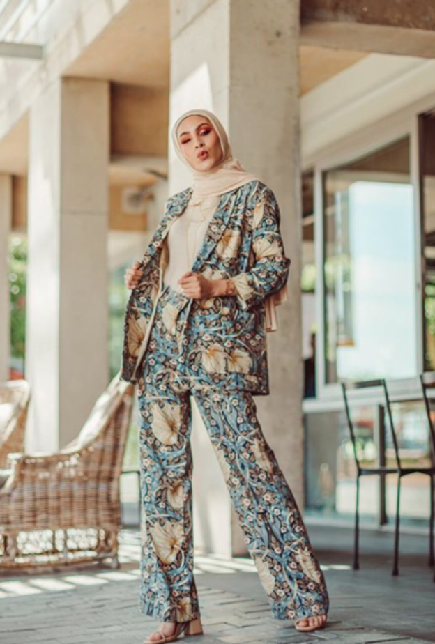 البدلة الصيفية الأنيقة بنقشة الورود بأسلوب جذاب على طريقة نبيلة كريم