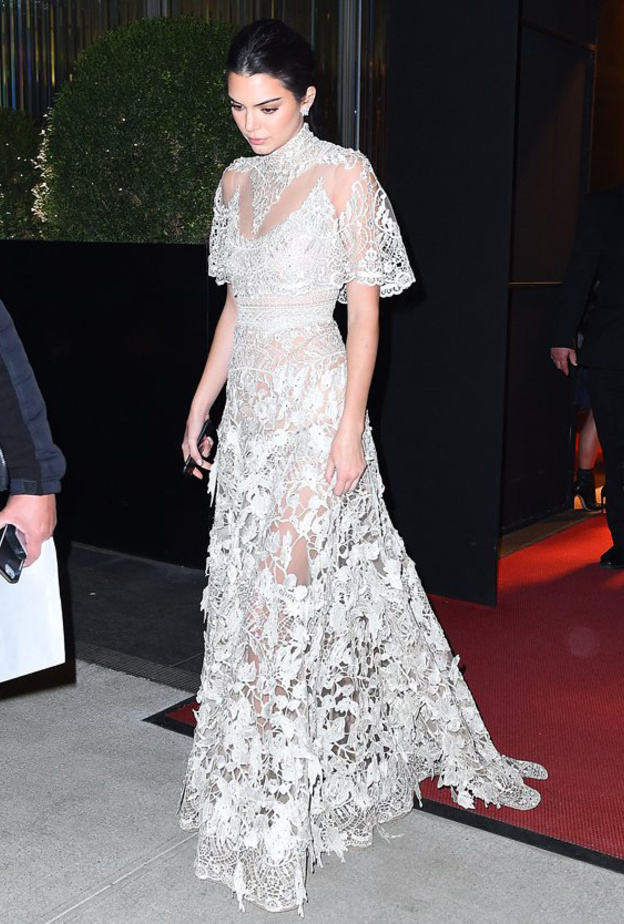 كندل جينير بإطلالة ساحرة باللون الأبيض من تصميم ايلي صعب