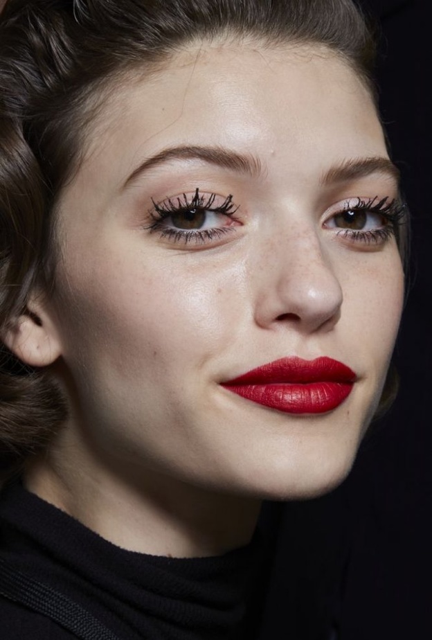 طريقة توسيع العيون المبطنة باستخدام الماسكارا من Lanvin