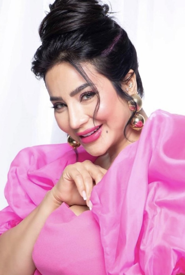 العالم ملون بدرجات الوردي المرحة بالنسبة إلى لجين عمران