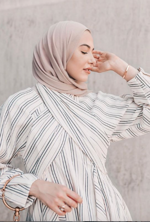 اطلالة راقية بالحجاب بلون الزهري الفاتح والشاحب على طريقة لينا صنوبر