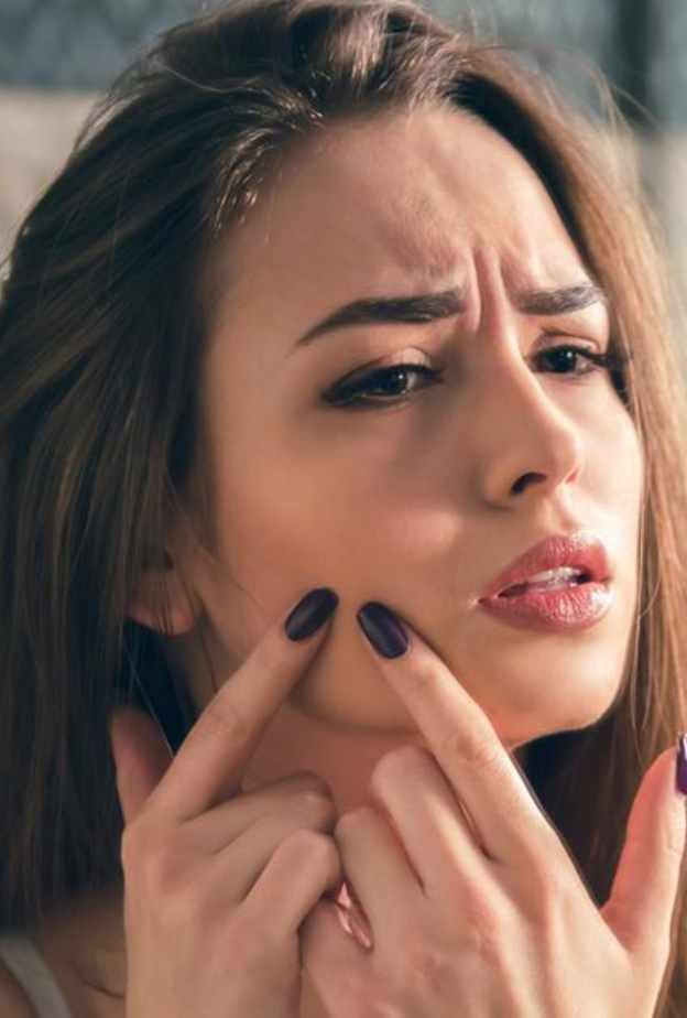 الدمامل من أعراض عدوى بكتيريا المكورات العنقودية