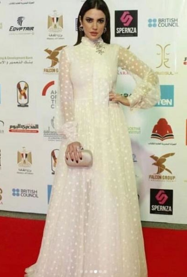 إطلالة بيضاء لدرة