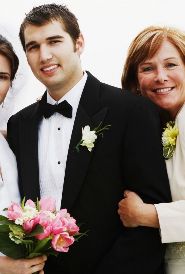  لا تجعليها تشعر بأنك تسرقي ابنها منها