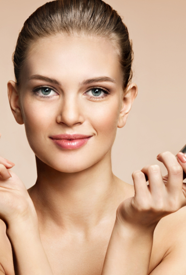 إن كنت ترغبين بأسنان أكثر بياضاً قومي بوضع أحمر الشفاه باللون الأحمر