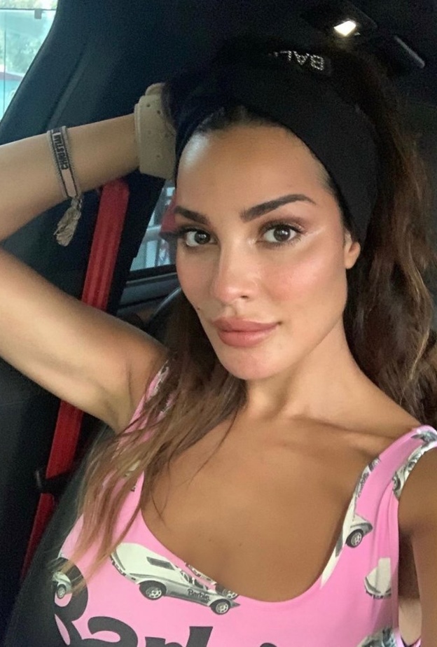 نادين نسيب نجيم بإطلالتها الجديدة المفعمة بالمرح والأنوثة