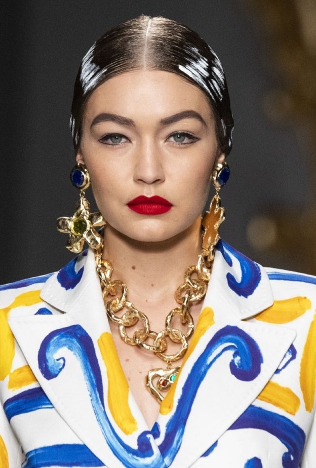 طريقة استخدام الكونتور الكريمي للحصول على شفاة ممتلئة من Moschino