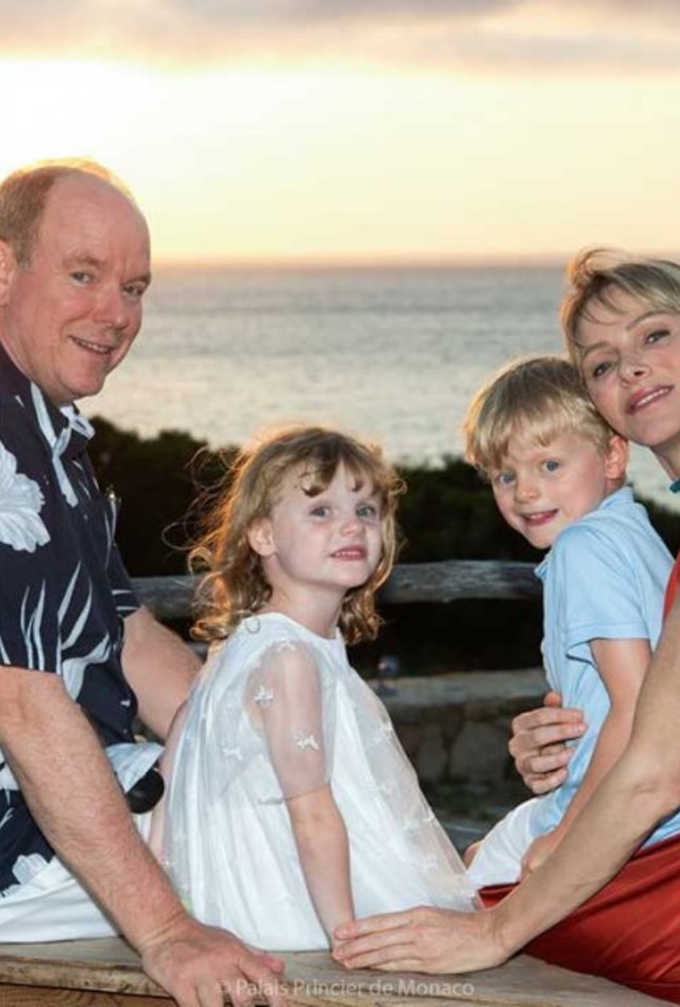 صور رسمية للعائلة الأميرية