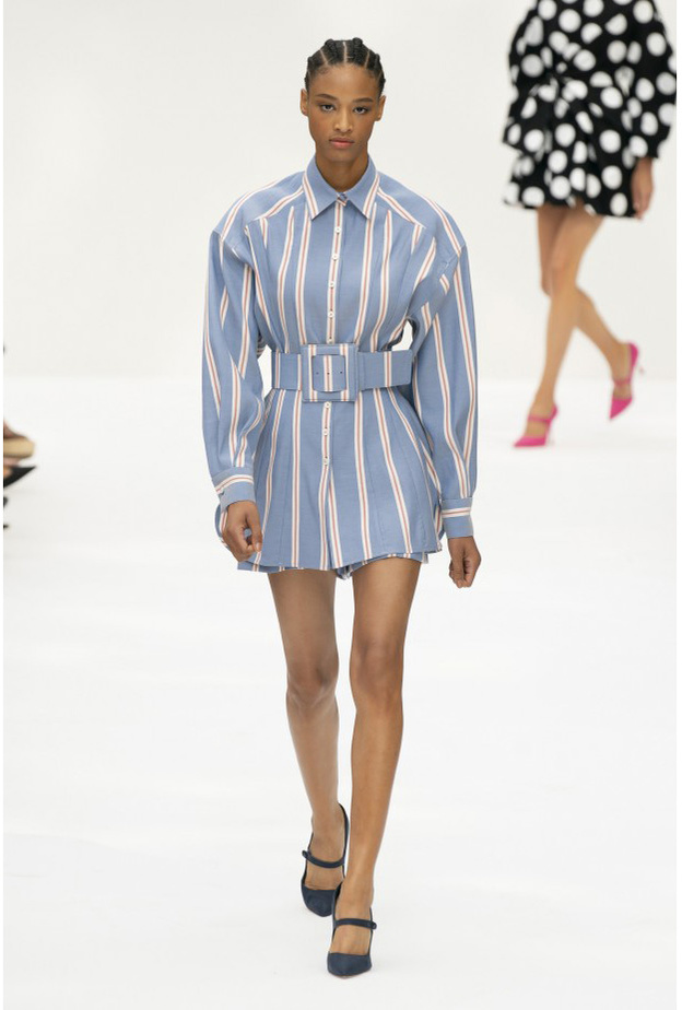  قدّمت دار كارولينا هيريرا القميص الفستان بنقشة المقلّم مع الحزام العريض