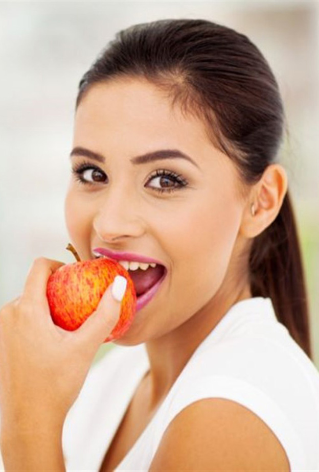 أطعمة مفيدة للأسنان وأخرى ضارة