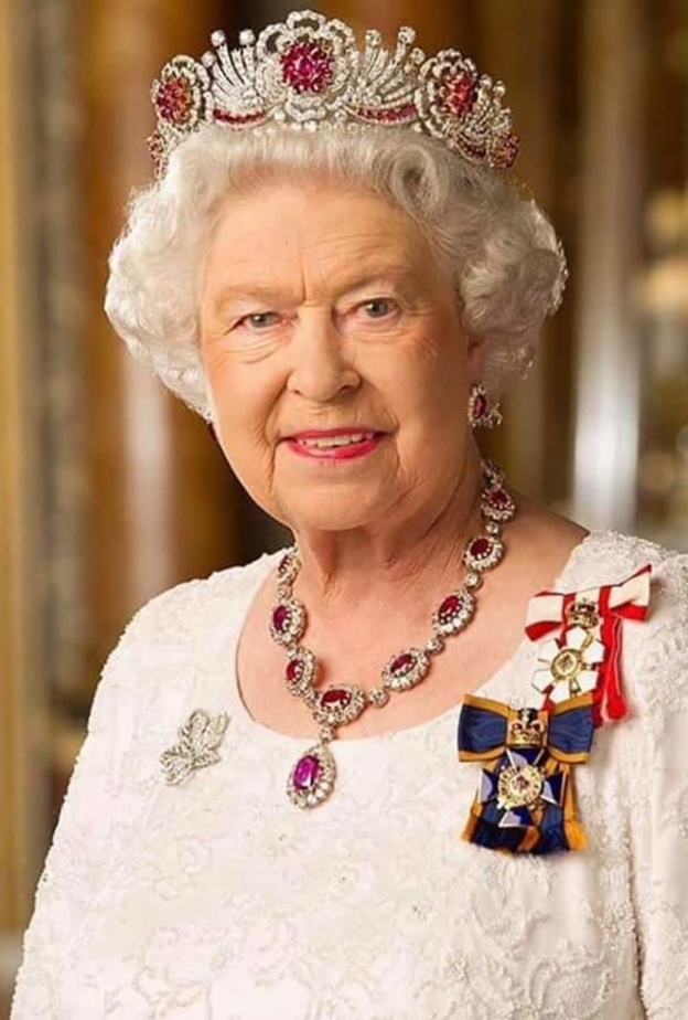 أجمل المجوهرات التي زينها حجر الروبي وتألقن بها سيدات العائلات الملكية