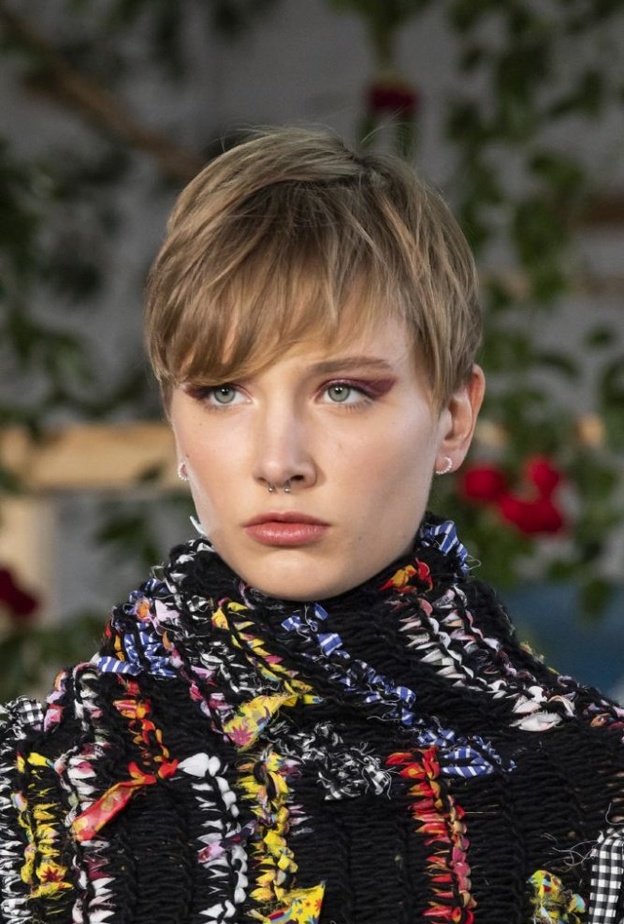 قصات شعر ذكورية مع الغرة الجانبية تناسب الوجه الطويل من Jonathan Cohen