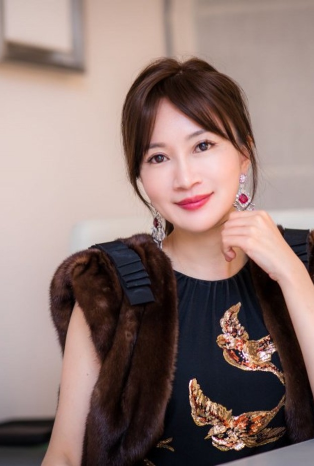 المصممة التايوانية آنا هو تساهم في دعم متضرري كورونا