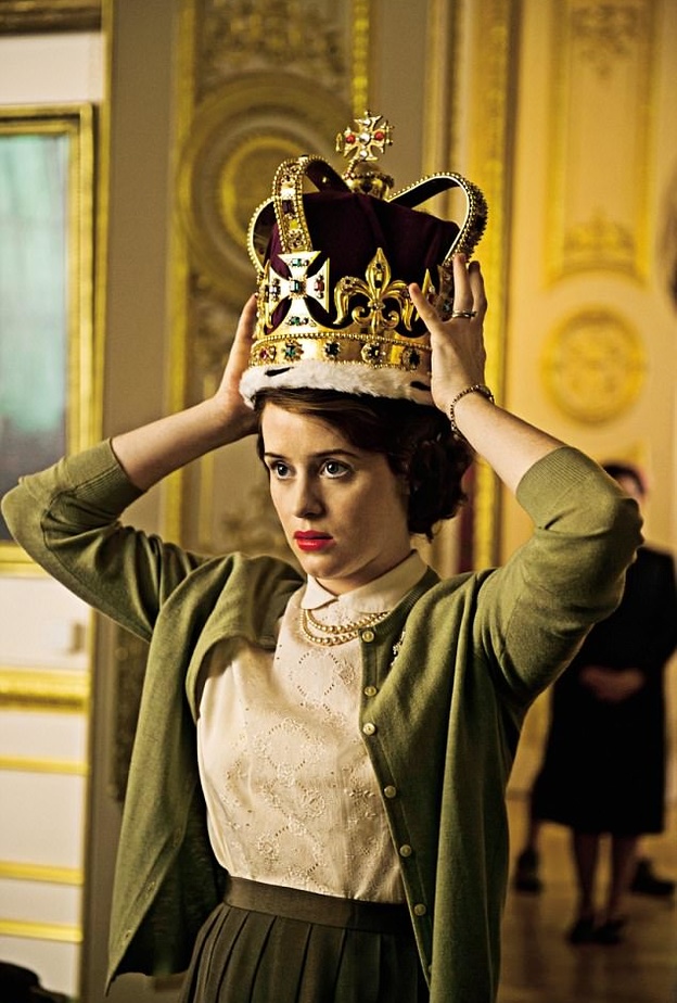 من يشاهد مسلسل " The Crown" من عائلة الملكة إليزابيث الثانية؟