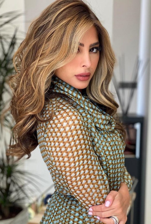  تسريحات شعر ويفي عريض مع الغرة الجانبية من وحي اطلالات فوز الفهد