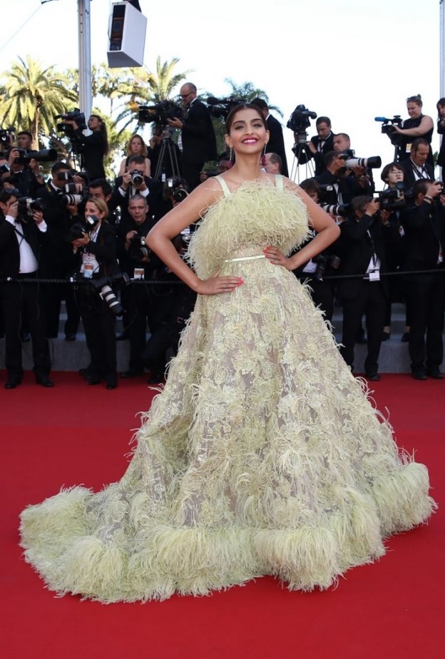 اطلالة سونام كابور في مهرجان كان السينمائي