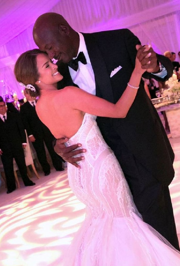 أقام مايكل جوردان حفل زفافه في أكبر خيمة في تاريخ الحفلات نصبها في عقاره الخاص في بالم بيتش في فلوريدا