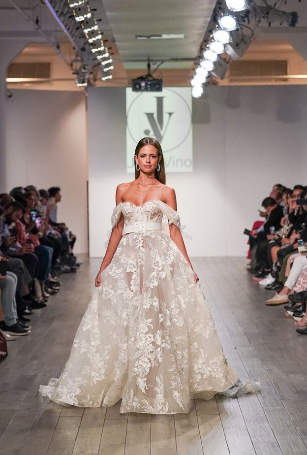  فستان من julie vino