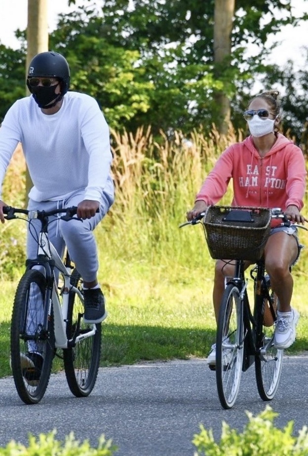 جينيفر لوبيز وخطيبها أليكس في نزهة صباحية ممتعة في نيويورك