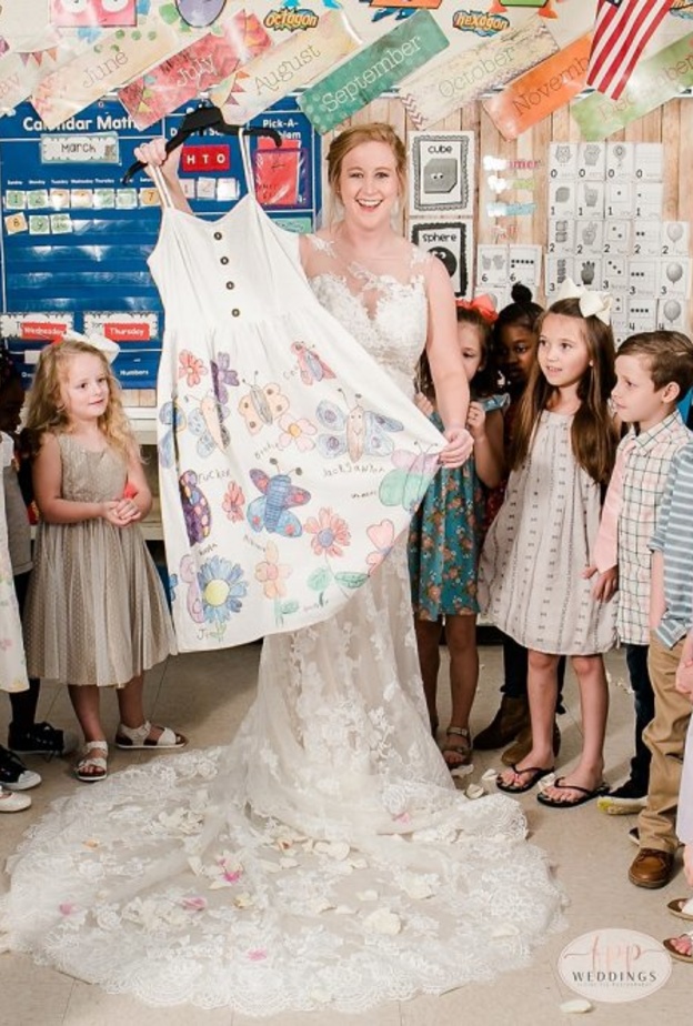 العروس المدرسة أثناء جلسلة التصوير و سط أطفال الحضانة