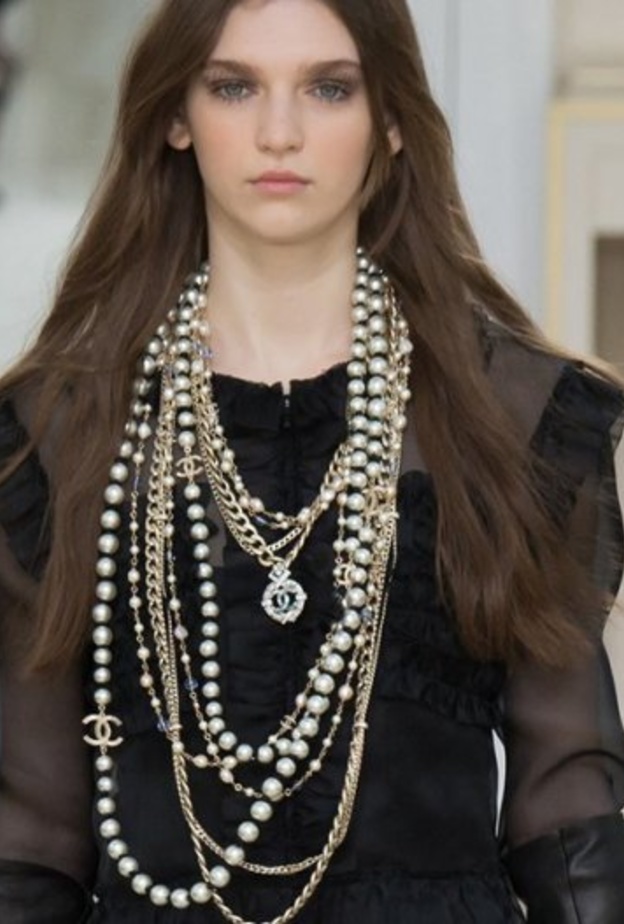  اللؤلؤ يحتل عروض الأزياء في كل عام