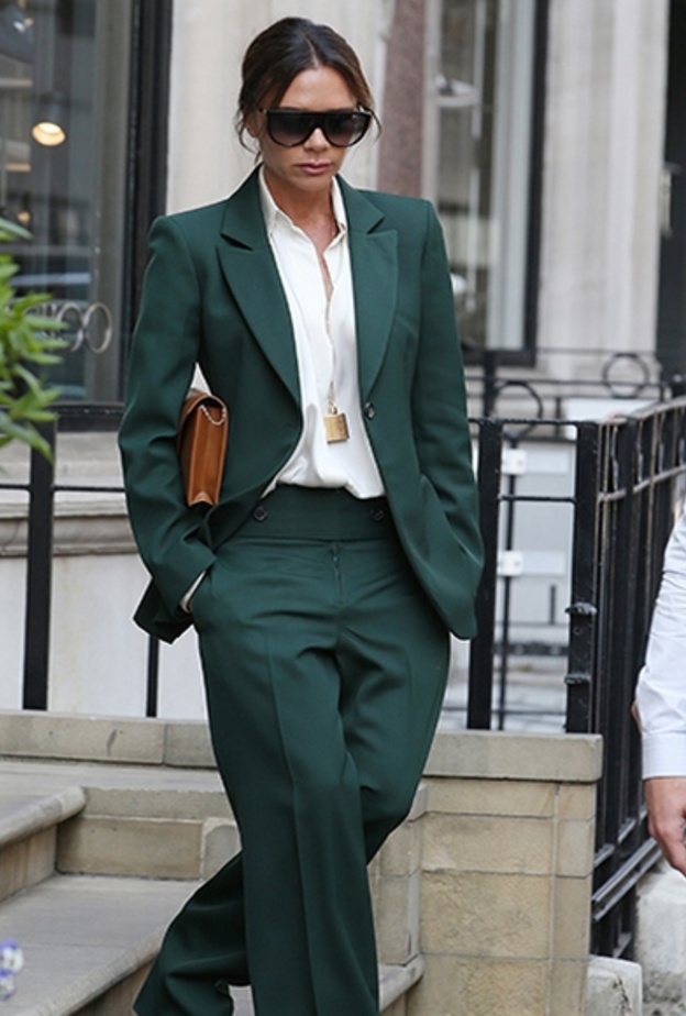  اطلالة أنيقة وعصرية اعتمدتها فيكتوريا بيكهام في بدلة باللون الأخضر الزيني