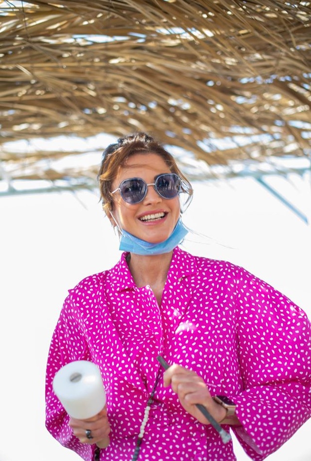 إختارت الملكة رانيا توب من وحي موضة السبعينيات، من ماركة Off-White