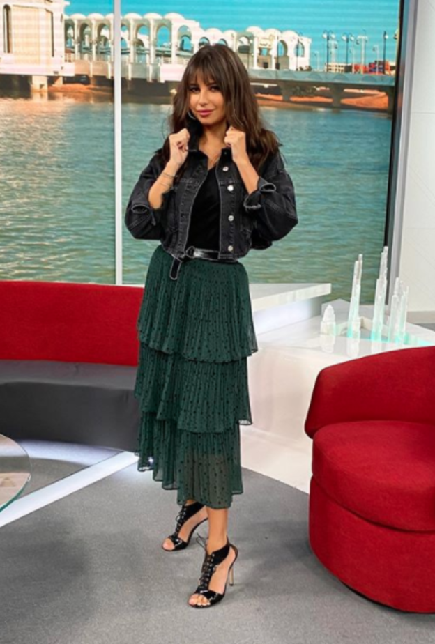 لوك عصري في تنورة طويلة كشكش اعتمدته سارة مراد