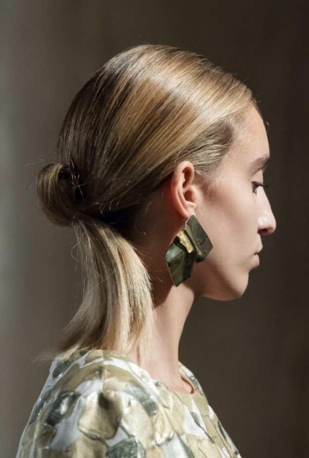 تسريحة الكعكة بالخصل المفرودة بأسلوب fashion shenzhen