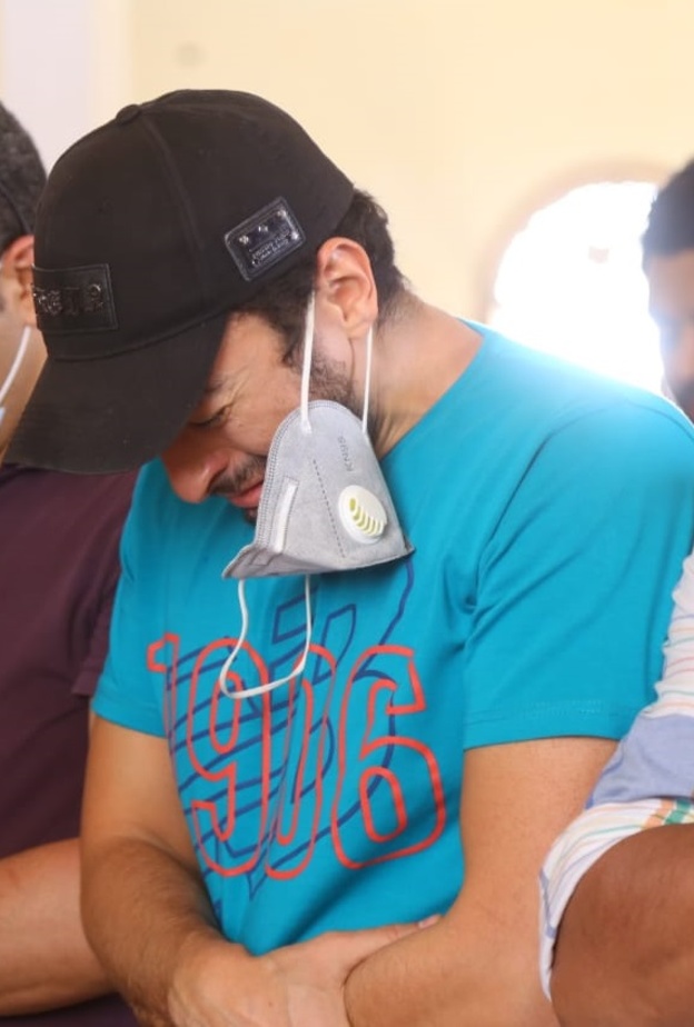 حمادة هلال يبكي في جنازة والدته 