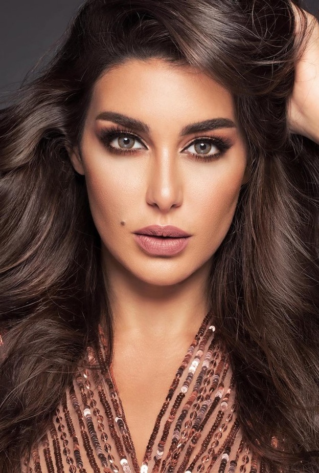  مكياج عيون نيود مع الظلال البيج وخطوط الايلاينر بأسلوب ياسمين صبري