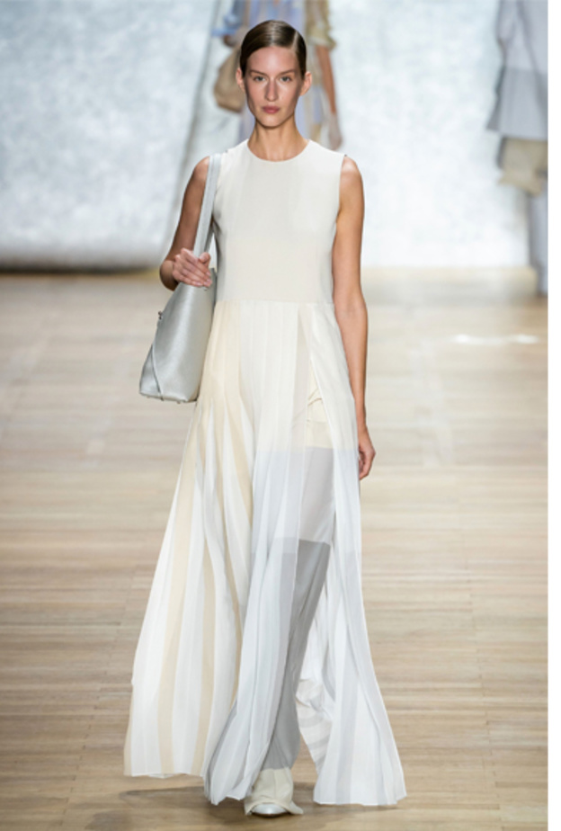 فستان أبيض طويل من Akris 