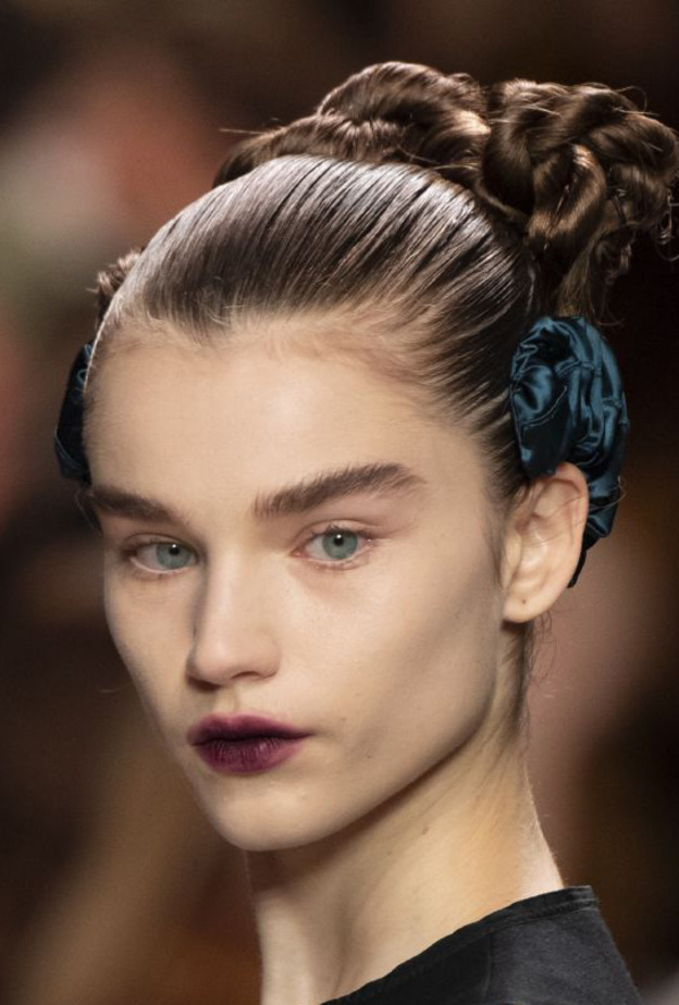 خطوات الحصول على موضة شفاه الاومبريه البنفسجية من Fendi