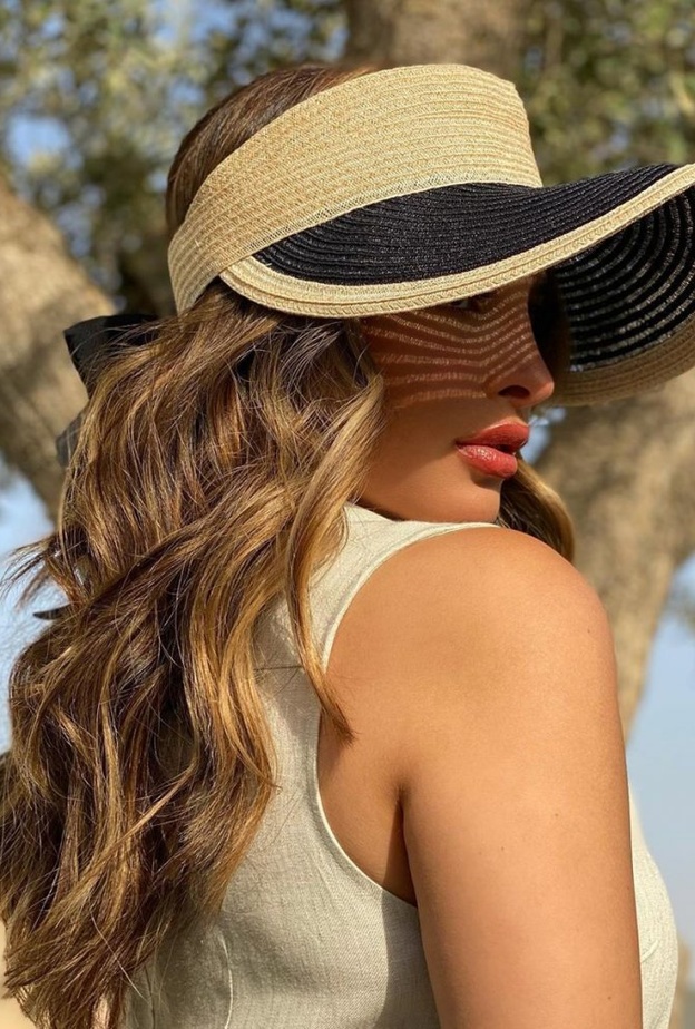 احدث موديلات قبعات صيفية من القش لساعات النهار مستوحاة من اطلالات فوز الفهد