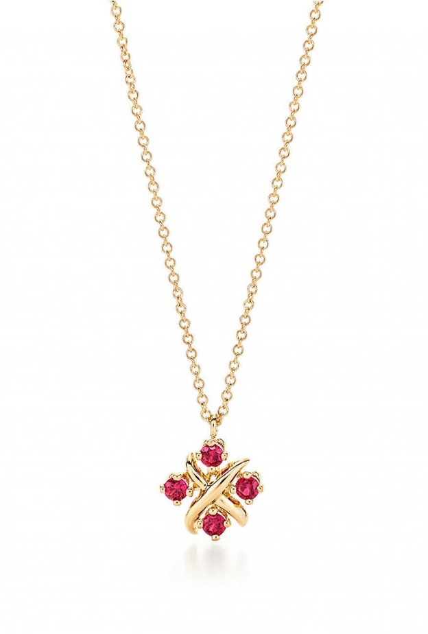 تصميم ايقوني انيق وناعم من الذهب الاصفر وحجر الروبي من Tiffany & Co