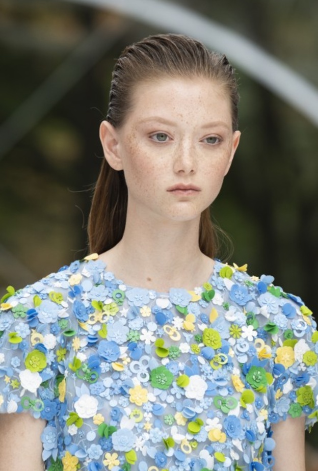 تسريحات شعر مبللة بأسلوب Carolina Herrera