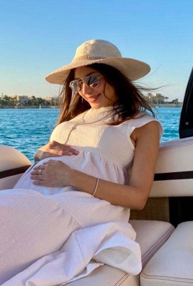 جنات تعلن حملها الثاني