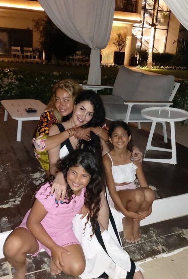 غادة عبد الرازق مع حفيدتيها وابنتها