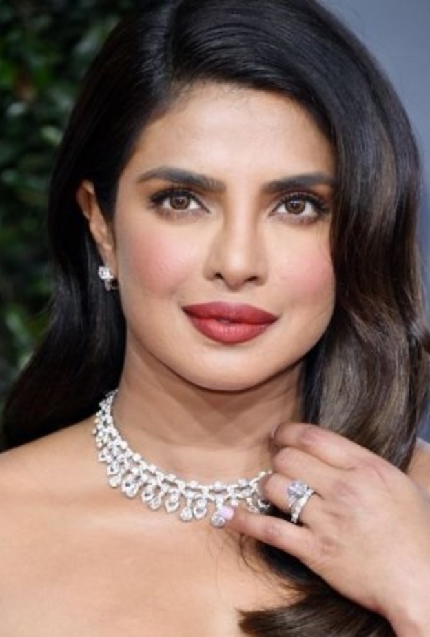  أقراط بريانكا شوبرا من بولغري Bvlgari